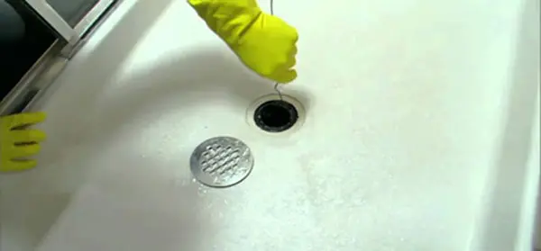 Tıkanmış banyo gideri ve su biriken duş alanı